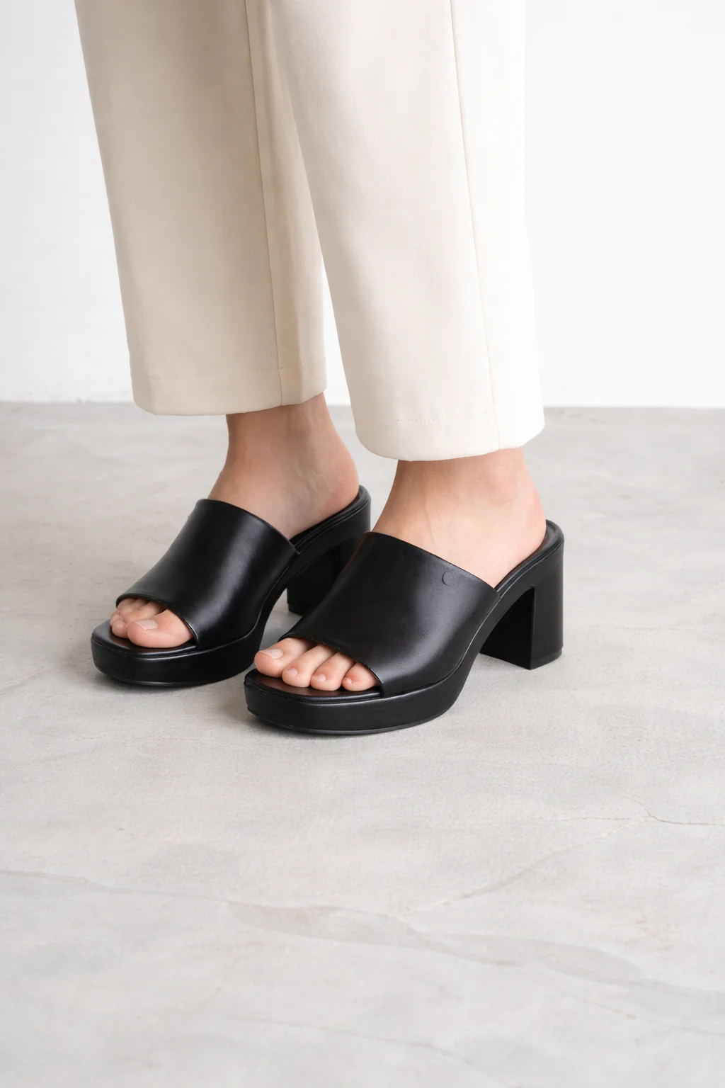 URBAN CHIC MULE - Image 2