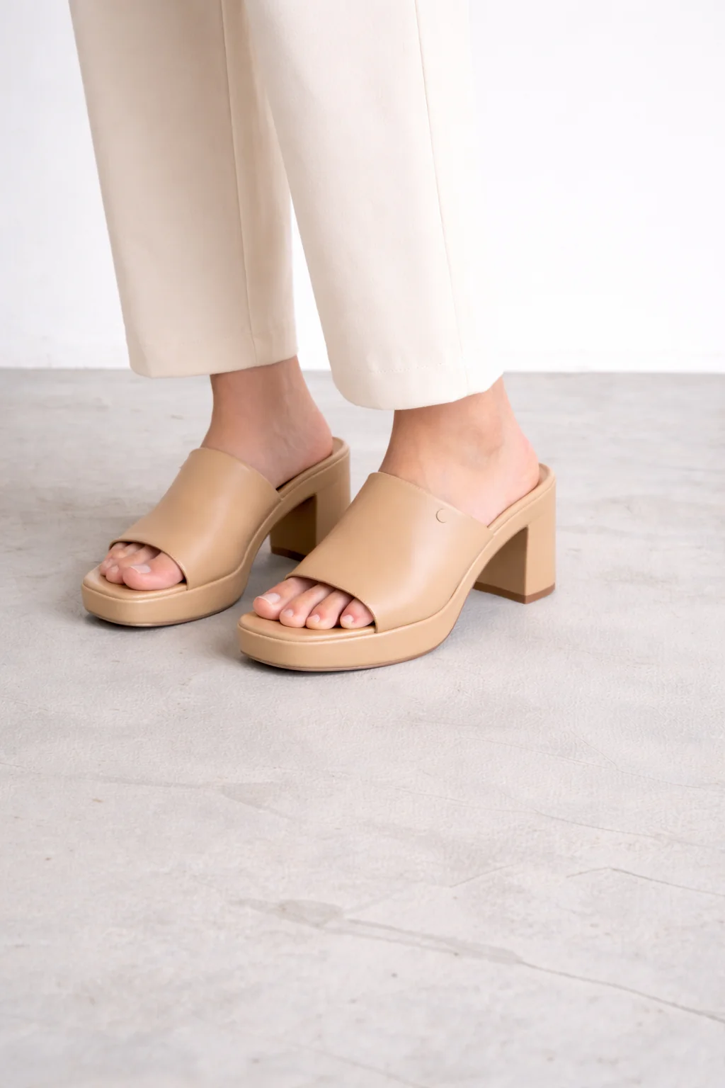 URBAN CHIC MULE - Image 3