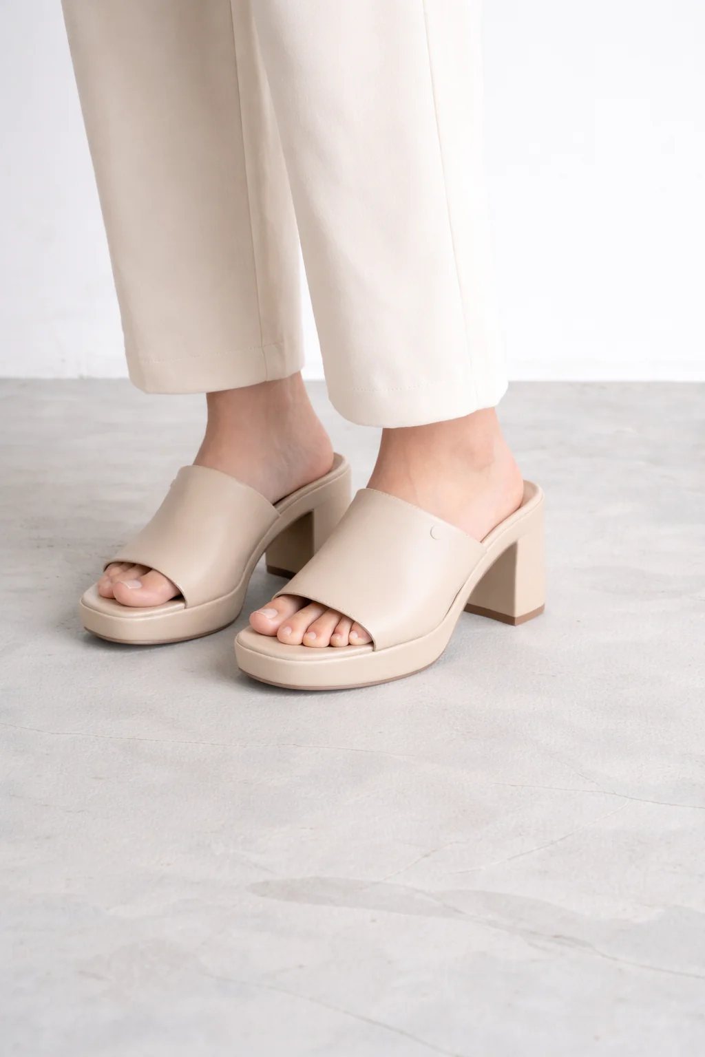 URBAN CHIC MULE - Image 4